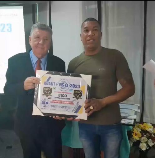 O Bico recebendo a placa do prêmio Quality ISO 2023 numa cerimônia