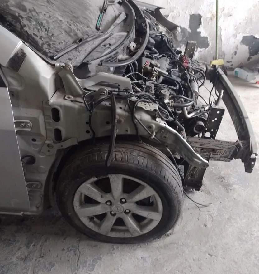 Lateral dianteira do Nissan Versa sem para-lama, com a estrutura e a fiação à mostra